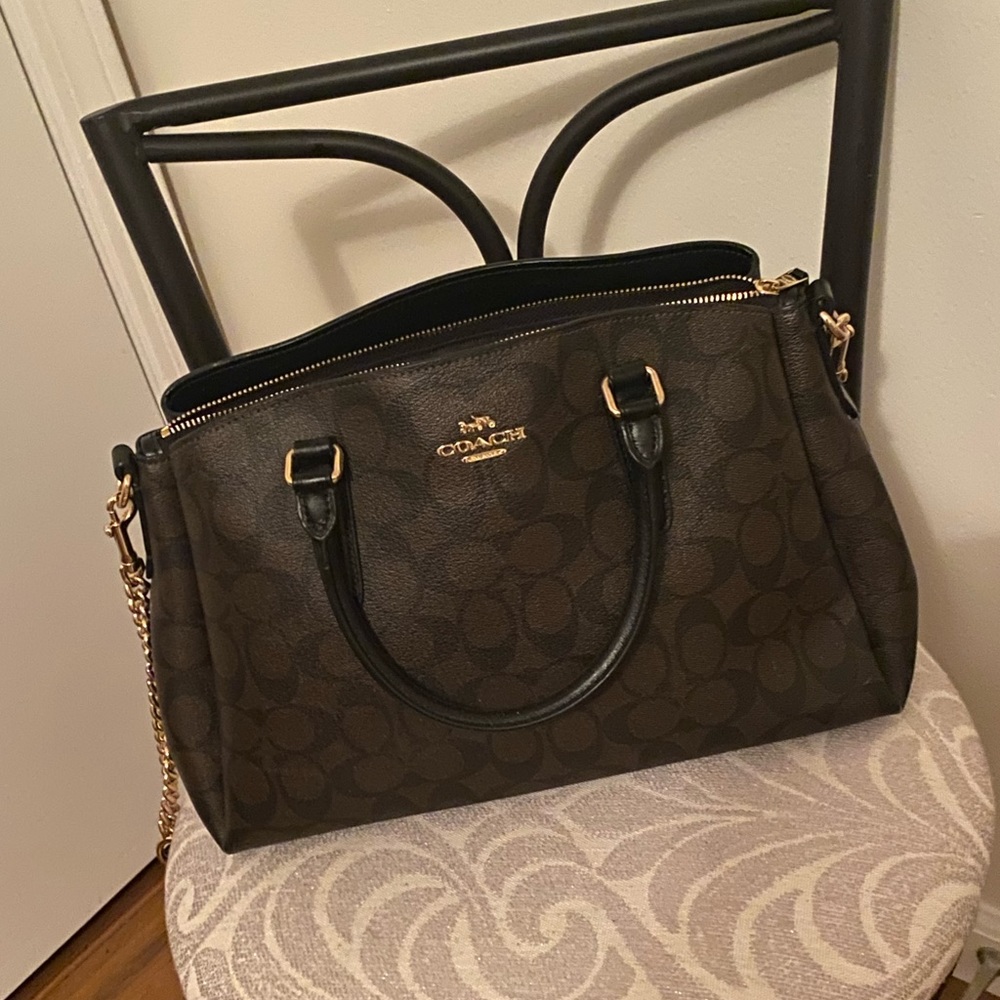Stunning Coach purse. Only used few timesLike new condition.Goes with everything